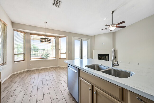 Building Photo - 6937 E Paradise Ln