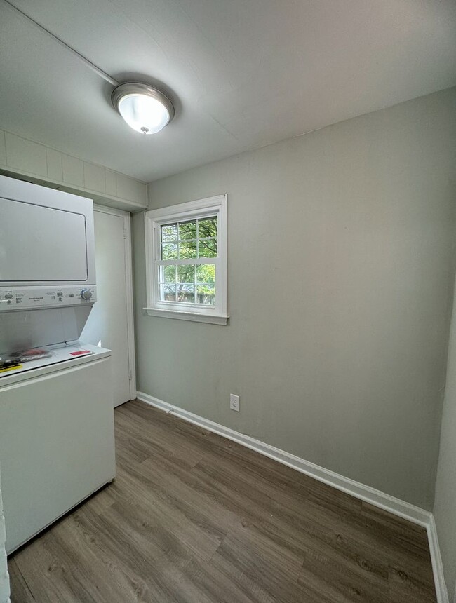 Building Photo - Charming 3 bedroom 1.5 bathroom home with ...