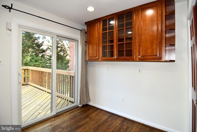 Building Photo - 5175 King Charles Way