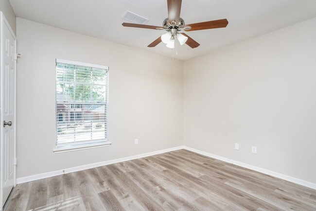 Building Photo - 18162 Holly Green Dr