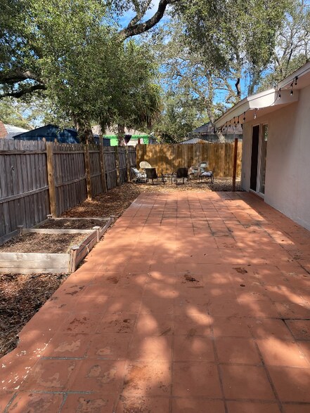 Building Photo - 3202 W Hartnett Ave