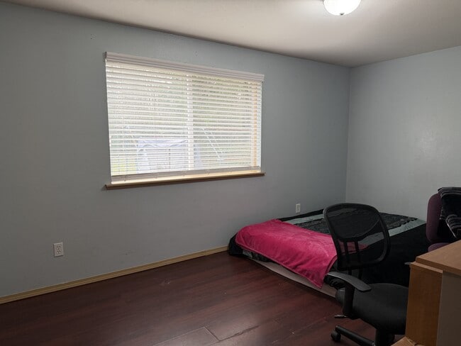 Building Photo - 1310 SE Fireweed Rd