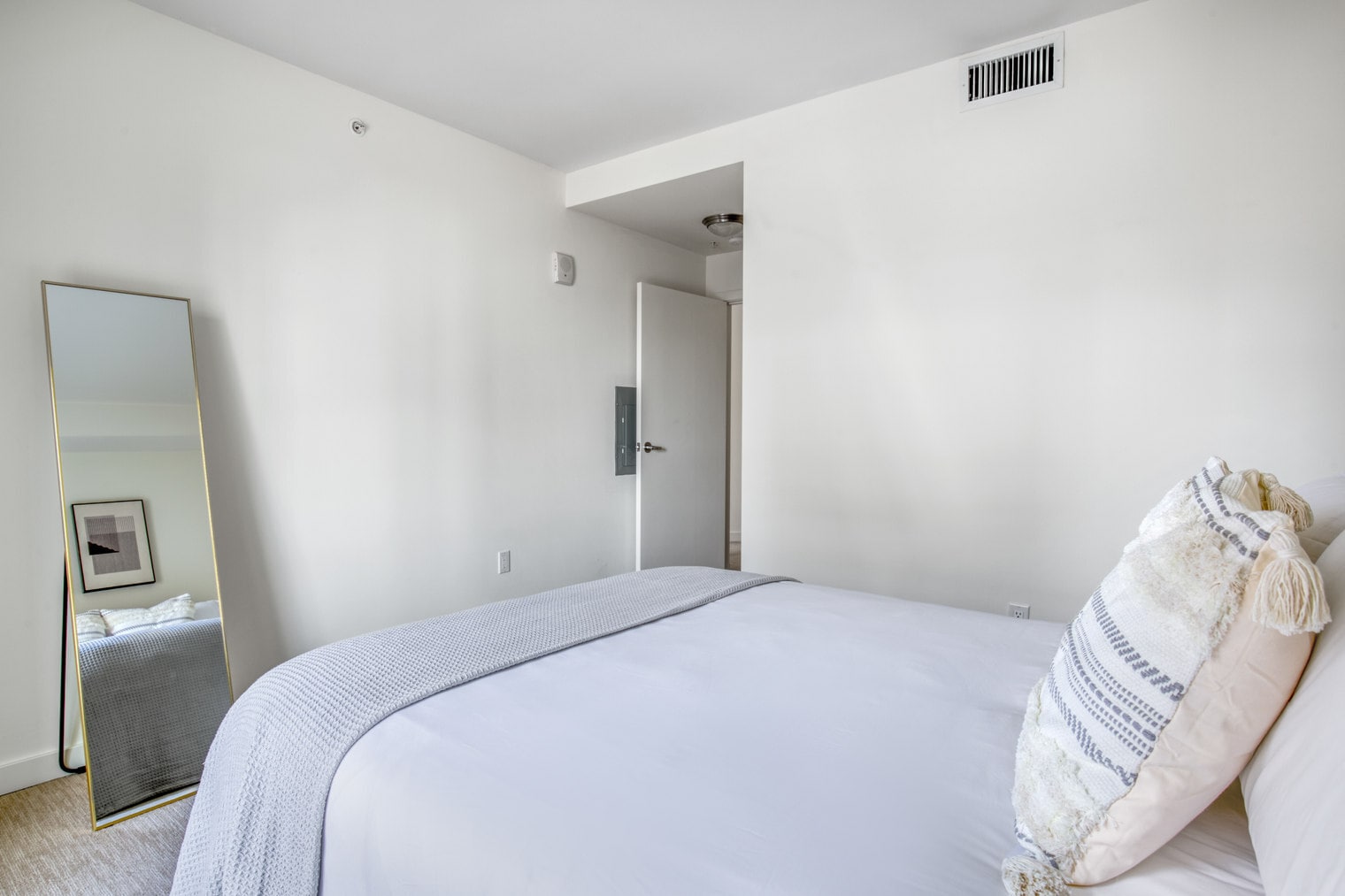 Building Photo - 10349 NE 10th St