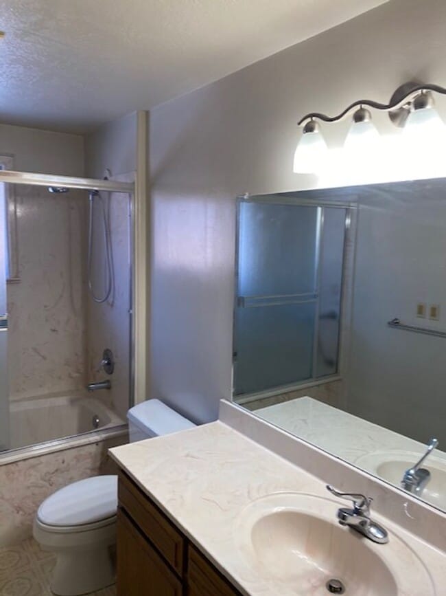 Building Photo - LARGE SINGLE FAMILY HOME, ONE LEVEL W/ FEN...