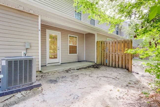 Building Photo - Spacious 3BR Townhome with Main-Level Primary Suite
