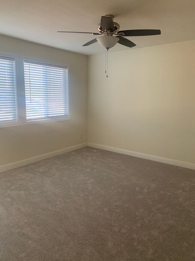 Building Photo - Central Paradise Location Brand Newer3 bed...