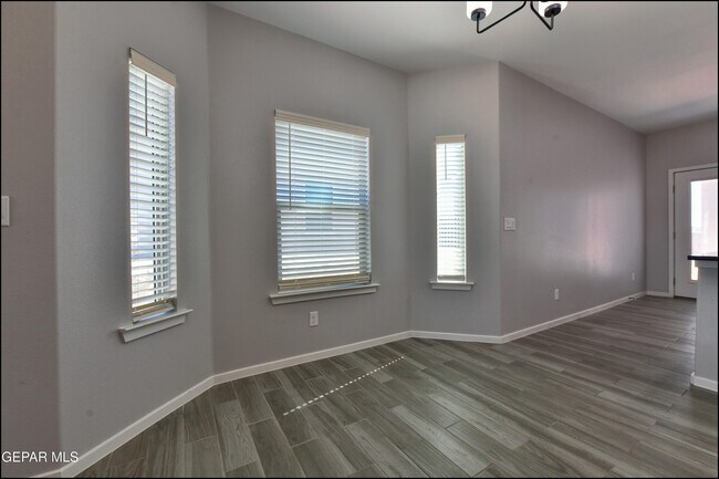 Building Photo - 552 Logwood Ave