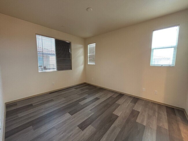 Building Photo - *** $500 Move in special if lease is signe...