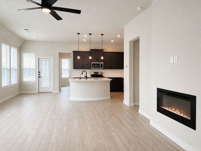 Building Photo - Beautiful 3 Bedroom Home + Study in Paramount