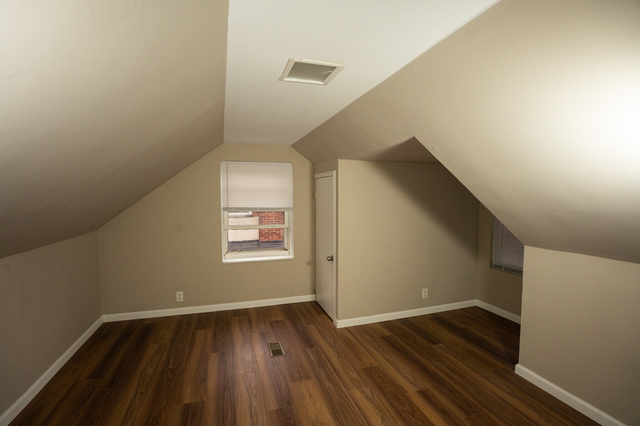 Building Photo - 1758 Sanborn Dr