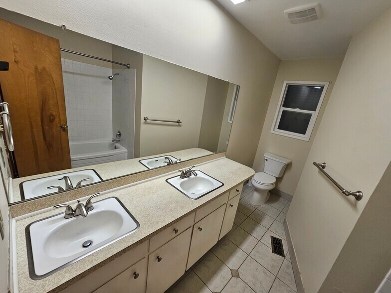 Main bathroom - 6336 SE Cedarcrest Dr