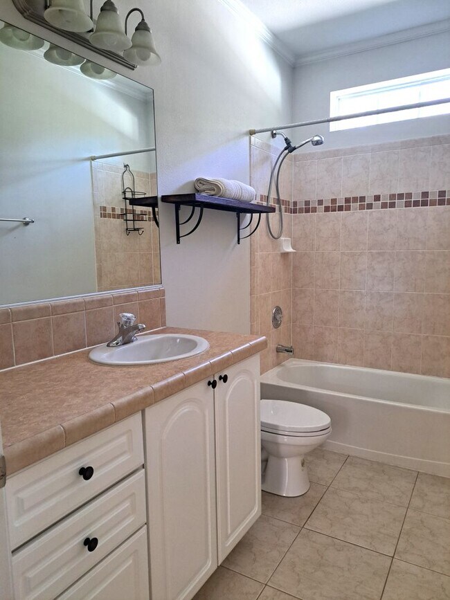 Building Photo - Charming 3/2 Bungalow