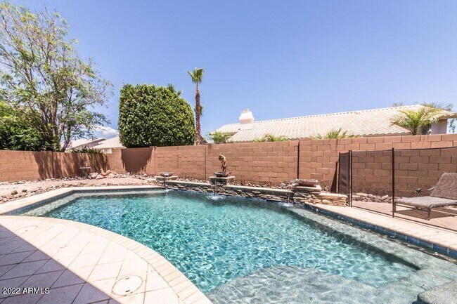 Building Photo - 13352 W Alvarado Dr