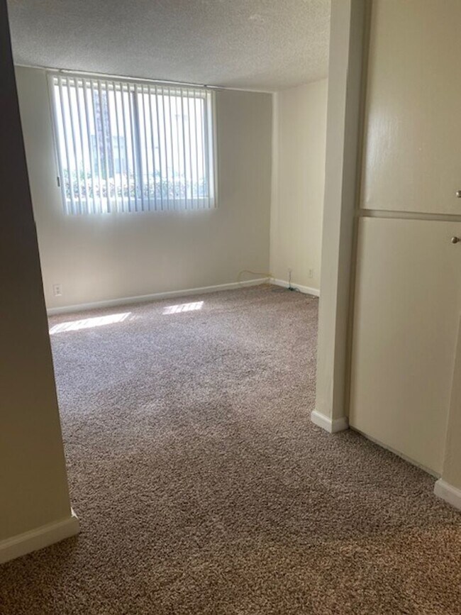 Building Photo - Beautiful One Bedroom