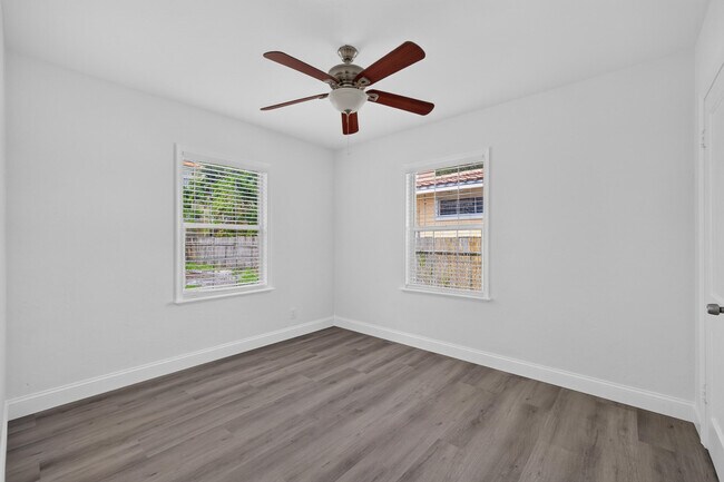 Building Photo - 423 SW 11th Ct