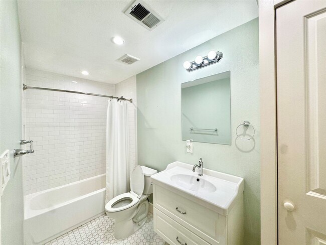 Building Photo - 1035 Louise St