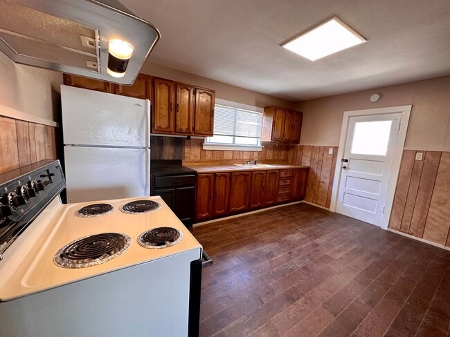 Building Photo - 3 Bed / 2 Bath Custom Pioche House