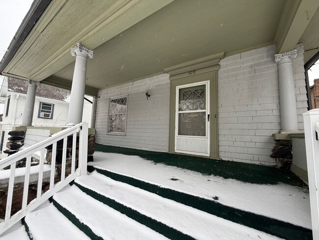 Building Photo - Well-Maintained 4-Bedroom Home with Historical Charm Near Downtown Jackson
