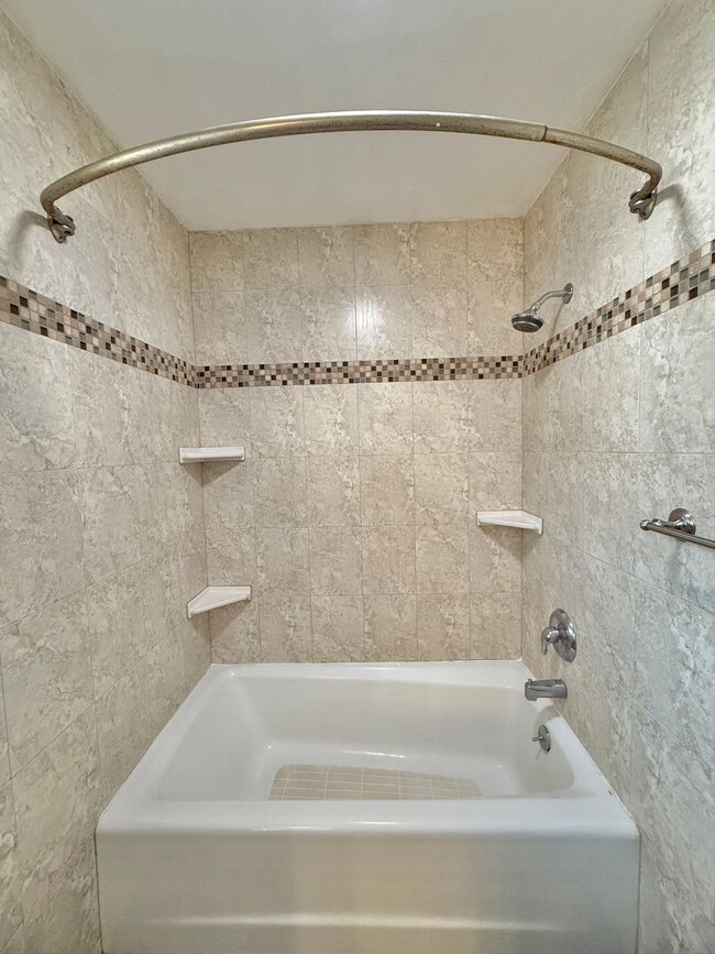 Building Photo - Pet friendly & Spacious - 3 Bedroom / 2 Ba...