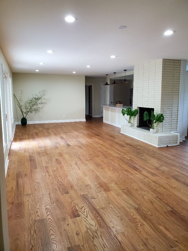 Building Photo - Newly Remodeled Mid Century Style Home!!