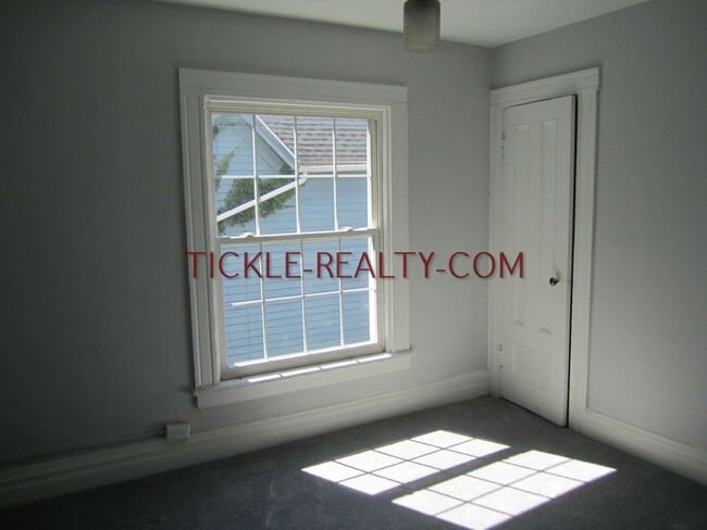 Building Photo - 3 Bedroom Single Family House
