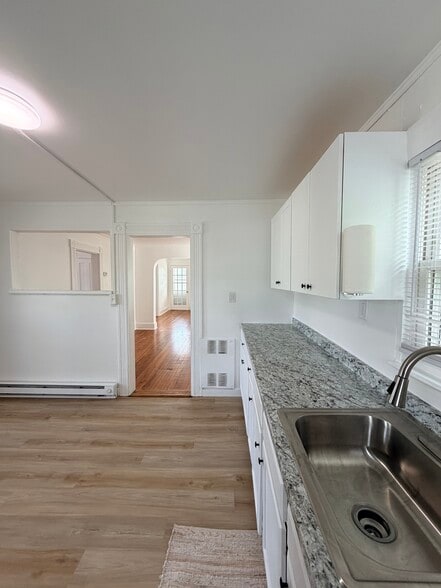 Building Photo - 37 Maud St