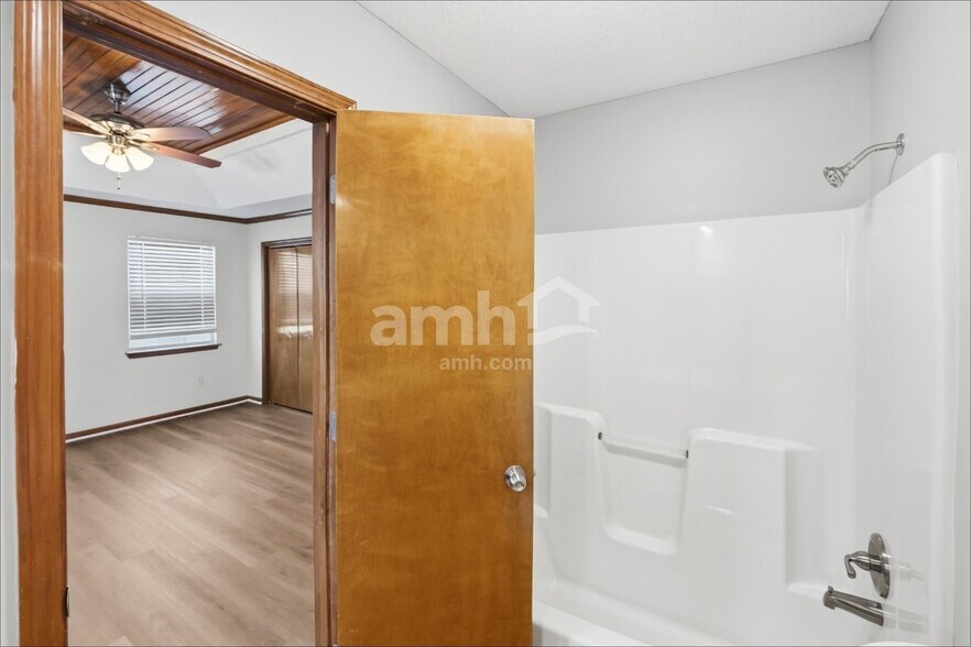 Building Photo - 409 SE Onyx Cir
