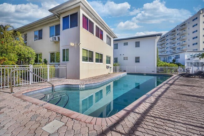 Building Photo - 4740 Pine Tree Dr