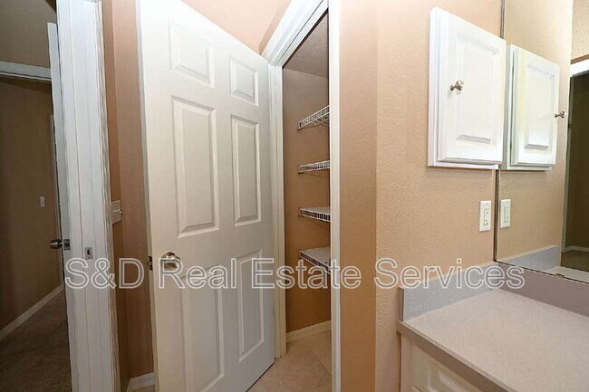 Building Photo - 2618 High Ridge Dr