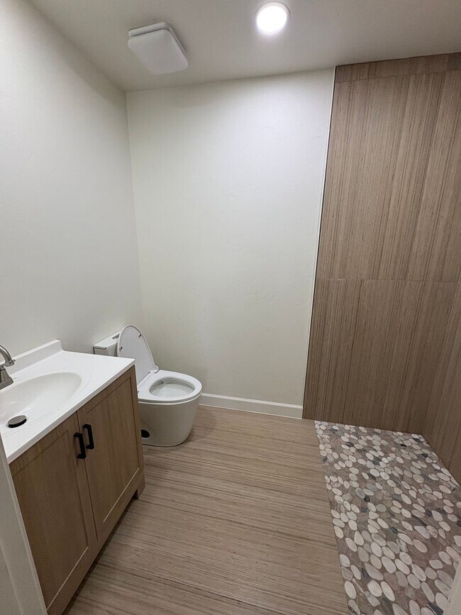 Building Photo - 3 Bedroom 2 Bath by Reid Park !