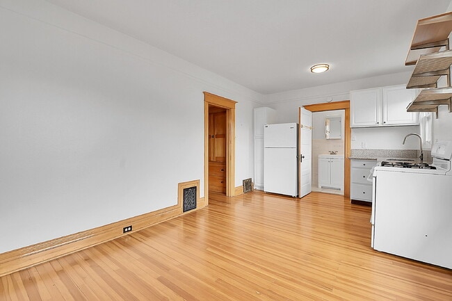 Building Photo - $1,475, 1 bed, 1 bath located in Denver