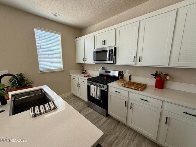 Building Photo - 452 Blackbird Ln