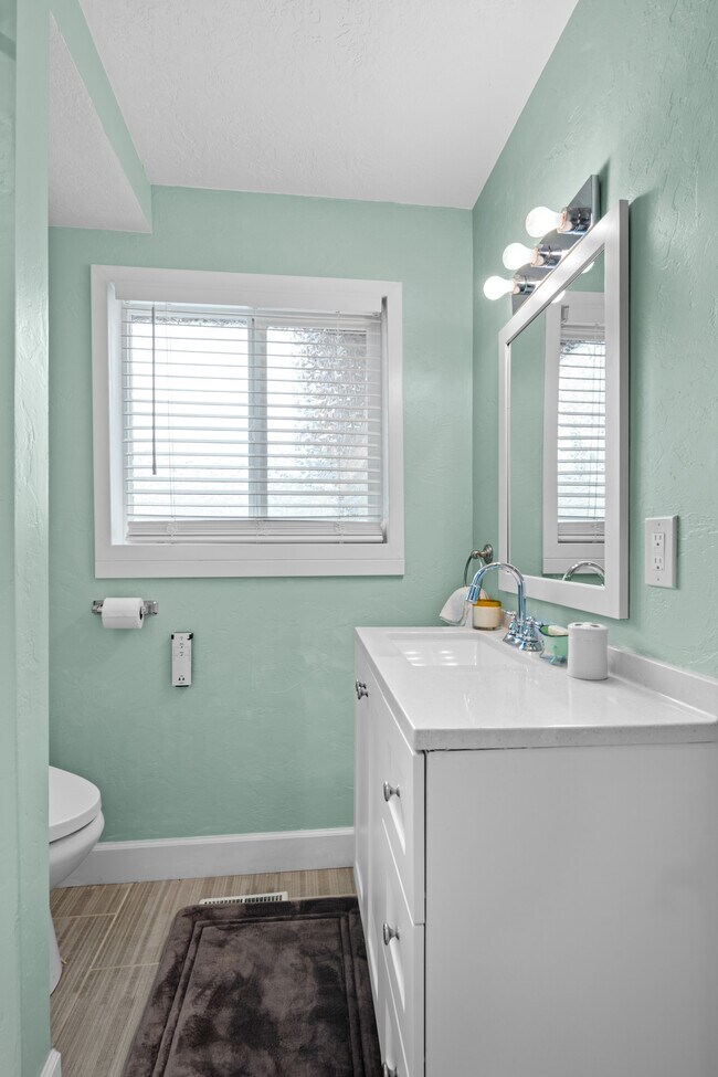 Building Photo - 428 Edwards Ave