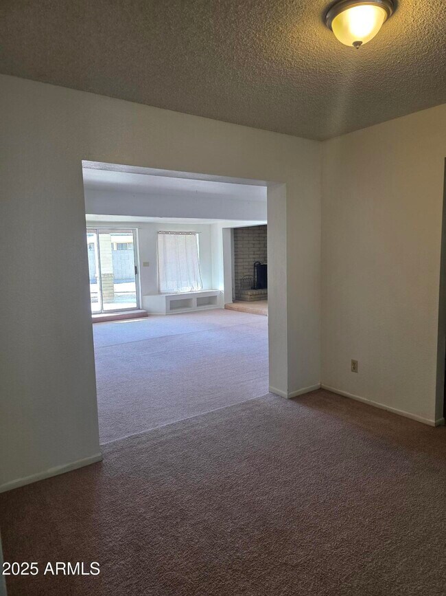 Building Photo - 570 N Villa Nueva Dr
