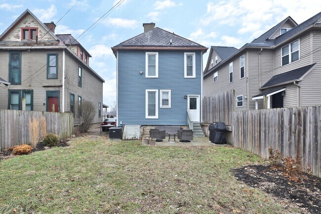 Building Photo - 1344 Oak St