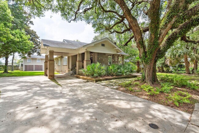 Building Photo - HISTORIC COTTAGE IN THE HEART OF MIDTOWN