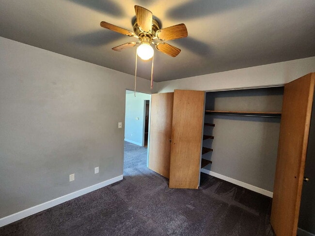 Building Photo - Ground Level Apartment in Neenah! Heat & Water Included