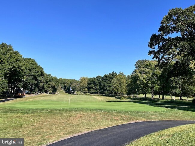 Building Photo - 15100 Interlachen Dr