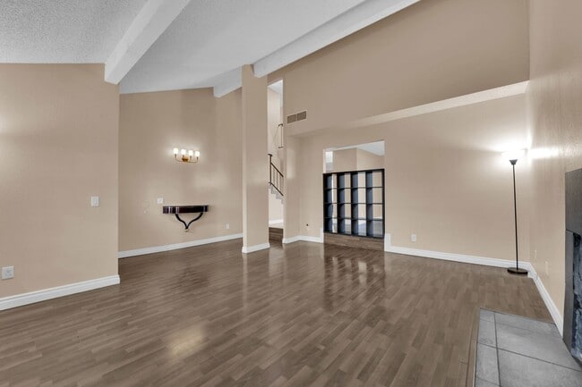 Building Photo - Beautiful 4 bed/ 3 bath POOL Home For Rent