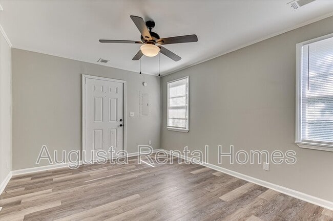 Building Photo - 2128 Roosevelt Dr