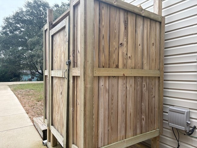 Building Photo - 1 Bedroom 1 Bath Available Now for Year Round Rental! $975/mo