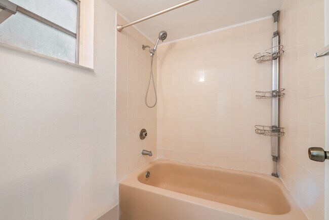 Building Photo - 8860 Fontainebleau Blvd