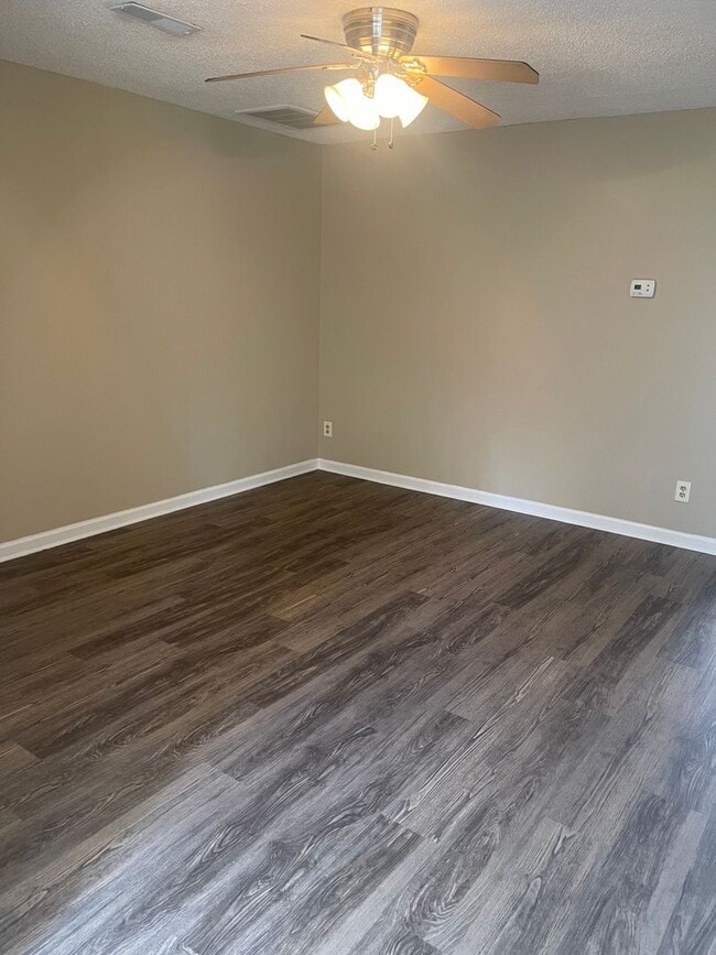 Building Photo - Charming 2-Bed, 2-Bath Townhouse in NW Kno...