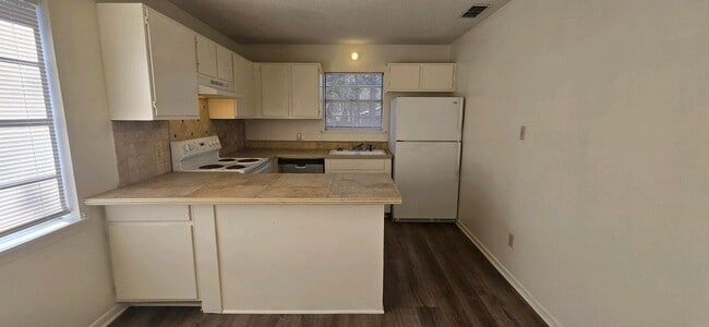 Building Photo - AVAILABLE! 2 Bedroom 2 Bath in Longview!