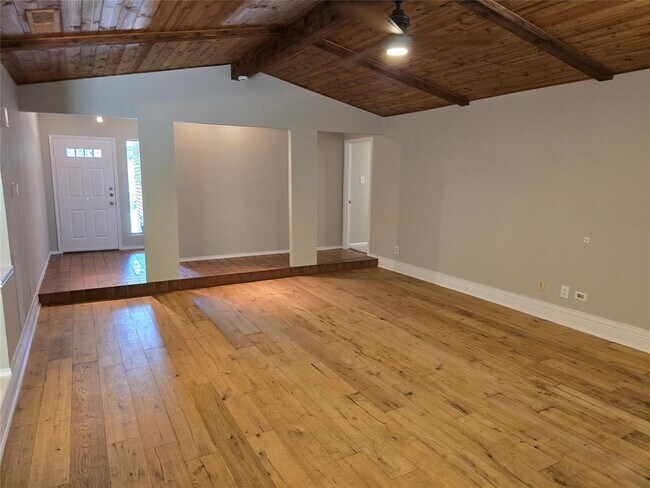 Building Photo - 402 Greenwood Dr