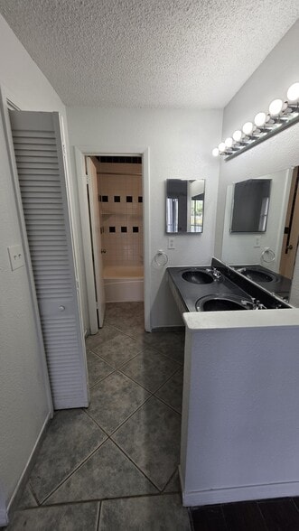 Building Photo - 2414 Lemon Tree Ln