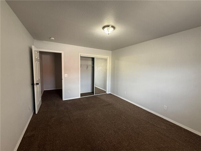 Building Photo - 318 E Pickens Rd