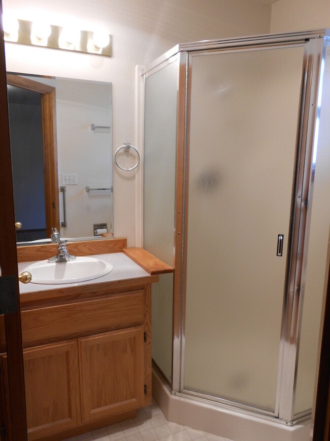 Building Photo - VIDEOTOUR: 2-Bedroom with Garage, close to...