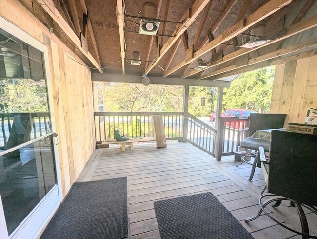 Building Photo - 43 Crestwood Dr