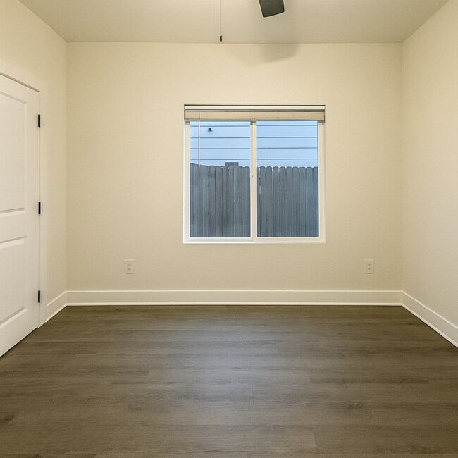 Building Photo - 1632/34 Hickory Creek